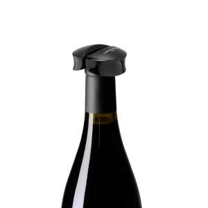 L'Atelier du Vin 095146-2 kapszulavágó használatban, a kapszula levágása egy borosüvegről - Báreszköz