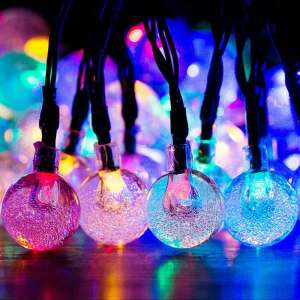 Napelemes LED fényfüzér 30 színes gömb alakú izzóval, tökéletes kültéri dekorációhoz - Nonbrand Fényfüzér