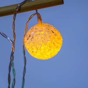 Közelkép egyetlen melegfehér EVA kristály gömb lámpáról az EVA Kristály labda fényfüzér láncfényből - Nonbrand Fényfüzér