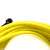 Közelkép a sárga magasnyomású mosó tömlőről M22 csatlakozóval és műszaki adatokkal