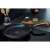 Tefal Selection 28 cm fekete serpenyő, használatban a tűzhelyen