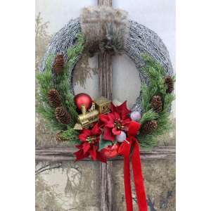 Karácsonyi ajtódísz vonattal, 41cm, piros, zöld, arany, karácsonyi gömbök, fenyőtoboz, szalag - Ajtódísz