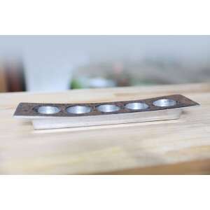 Barna csiszolt mintás mécsestartó 5 mécseshez, ezüst aljzattal, 29cm hosszú - Mécsestartó