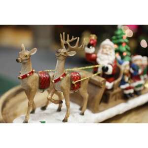 Mikulás szánon, rénszarvasokkal, karácsonyfával és gyerekekkel, LED fényekkel, 45cm - Karácsony
