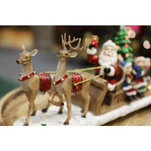 Mikulás szánon, rénszarvasokkal, karácsonyfával és gyerekekkel, LED fényekkel, 45cm