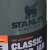 Detalj logotipa posude za hranu Stanley Classic