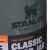Detalj logotipa posude za hranu Stanley Classic