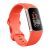 Fitbit Charge 6 korall színű aktivitásmérő, ferde nézet, amely mutatja az időt
