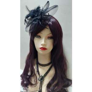 Fekete tollal és hálóval díszített kalap masnival és gyöngyökkel, manöken fején - Női kalap