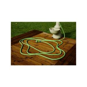 AL-KO Magic Soft erweiterbarer Gartenschlauch im Einsatz, Bewässerung eines Gartens - Bewässerung