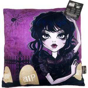 Wednesday Addams díszpárna, 40x40 cm, lila, gótikus mintával, egy fekete hajú lánnyal és pókhálóval - Díszpárna