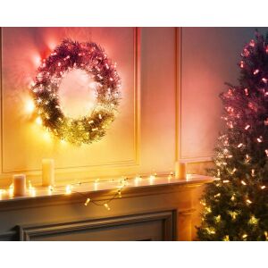 Twinkly Candies LED Lichterkette schmückt einen Weihnachtskranz und Baum. - Lichterketten