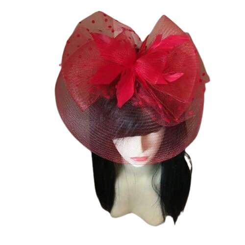 Piros menyecske fátyol pöttyökkel és masnival, manöken fején