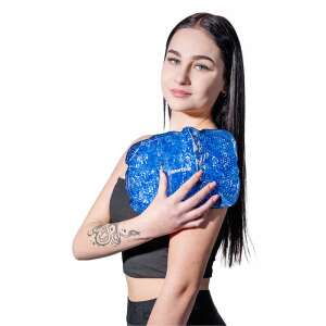 inSPORTline Vivouni Gel Beads melegítő-hűsítő párna, egy nő vállán használja - Rehabilitációs segédeszköz