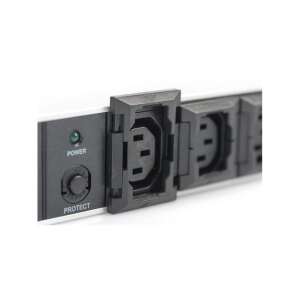 Detail napájacích zásuviek C13 na napájacej lište Digitus do racku - Rozbočovače