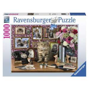 Puzzle Ravensburger cu 1000 de piese, cu o pisică așezată pe o masă, înconjurată de diverse obiecte - Puzzle 3D & Puzzle cu burete