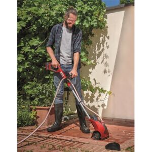 Mann benutzt Einhell Picobella Akku-Terrassenreiniger - Einhell