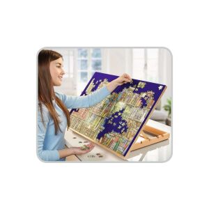 Ravensburger puzzle tábla használat közben, egy nő rakja ki a puzzle-t - Ravensburger
