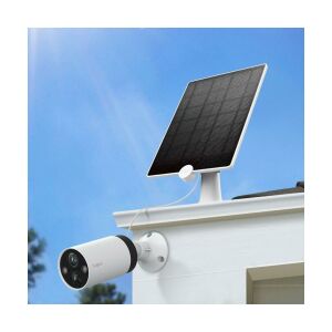 TP-Link Tapo A200 napelem és biztonsági kamera épület külső falára szerelve. - TP-Link