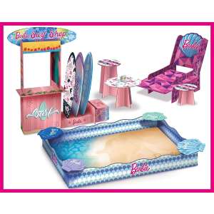 Игрален комплект Barbie Surf Shop с картонена плажна ивица, сърф дъски, маса, стол и пясък - Lisciani