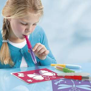 Girl using Magic Spray Pens to create a butterfly design with a stencil - Totum
