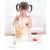 Copil care se joacă cu blenderul de smoothie din lemn New Classic Toys