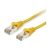 Zbliżenie na żółty kabel sieciowy Equip 606311 Cat6a S/FTP