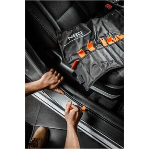 NEO Tools kárpit eltávolító szerszámkészlet használat közben, autó díszléc eltávolítása - NEO Tools