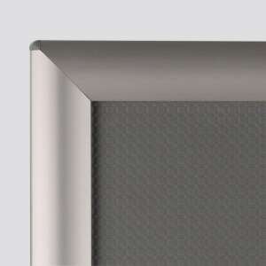 Közelkép az Opti Frame A2 alumínium pattintós plakátkeret sarkáról - MT Displays