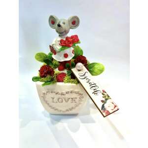 Kerámia kaspó egér figurával, amely piros rózsákat tart, a kaspón a LOVE felirat látható, tökéletes ajándék Valentin-napra - Ajándék ötlet Valentin-napra