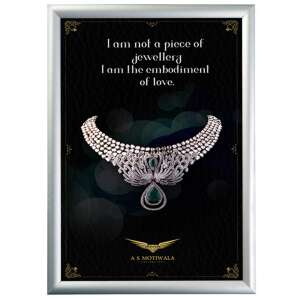 Snap Frame alumínium plakátkeret, A5 méretben, egy gyémánt nyaklánc plakátjával - MT Displays