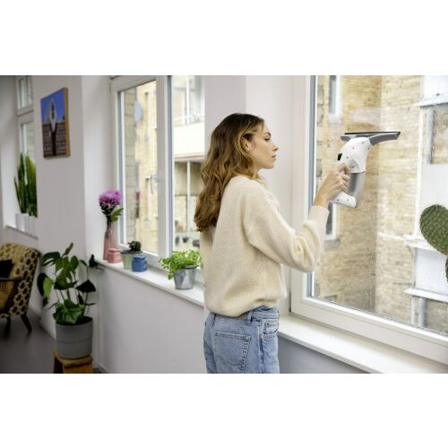 Žena používa akumulátorový čistič okien Karcher WV 1 Plus na čistenie okien