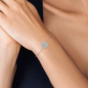 Srebrna bransoletka z zawieszką zodiaku Barana na nadgarstku kobiety - Moda i ubiór