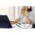 Joyroom SY-C03 USB-C adapter használat közben, töltés és zenehallgatás