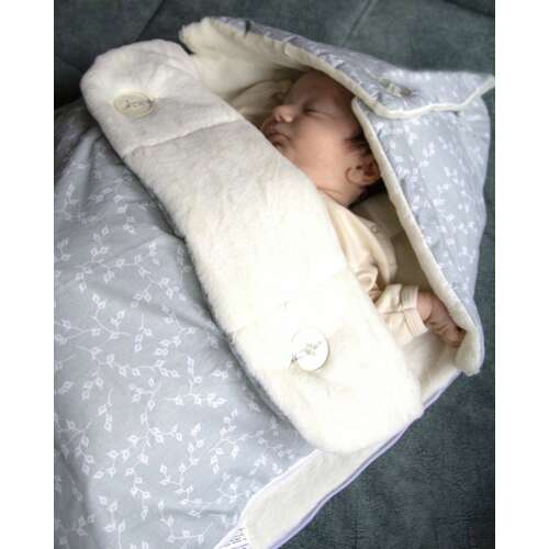 BabyJem többfunkciós pamut takaró zöld színben, baba a takaróban alszik