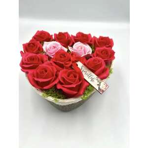 Szív alakú kosárban piros és rózsaszín rózsák, "Szeretlek" feliratú fa táblával - tökéletes ajándék Valentin-napra vagy évfordulóra - Ajándék ötlet Valentin-napra