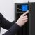 Qoltec Online UPS működtetése, kézzel megnyomva a gombot