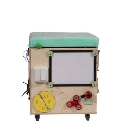 LAS Manipulációs Puff: Interactive learning cube with wheels and turquoise seat