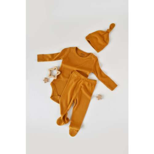 BabyCosy 3 részes baba szett mustársárga színben, hosszú ujjú body, hosszú nadrág csizmával és sapkával