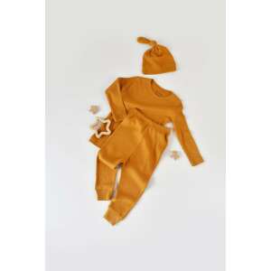 BabyCosy 3 részes készlet babáknak mustársárga színben, hosszú ujjú felső, hosszú nadrág és sapka tartozik hozzá, organikus pamutból és modálból készült - BabyCosy