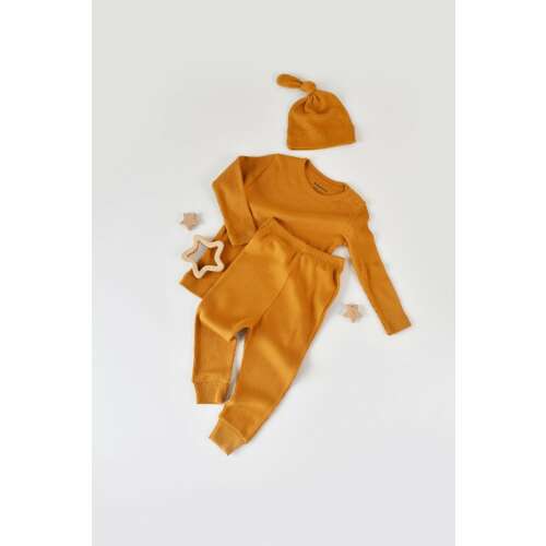 BabyCosy 3 részes készlet babáknak mustársárga színben, hosszú ujjú felső, hosszú nadrág és sapka tartozik hozzá, organikus pamutból és modálból készült