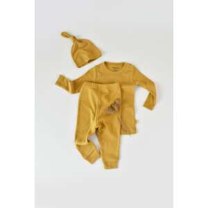 BabyCosy 3 részes készlet sáfrány színben 6-9 hónapos babáknak, tartalmaz hosszú ujjú felsőt, hosszú nadrágot és sapkát, organikus és modális pamutból - BabyCosy