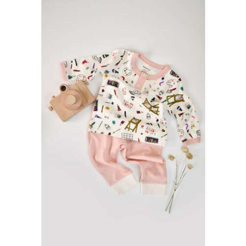 BabyCosy bio pamut hosszú ujjú felső és nadrág szett babáknak, 3-6 hónapos, púder szín, művészeti minta