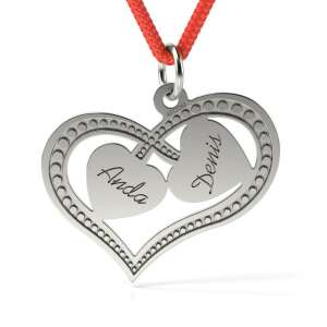 Pandantiv din argint cu două inimi, gravate cu 'Anda' și 'Denis', pe un cordon roșu - Pandantive damă