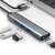 Qoltec 53791 USB-A 3.2 Hub, 4 port, szürke, fekete kábel, laptophoz csatlakoztatva