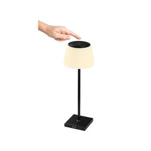 Tracer Pluto Tischleuchte in Schwarz mit Touch-Steuerung, die Lampe ist eingeschaltet und eine Hand berührt die Oberseite der Lampe - Tracer