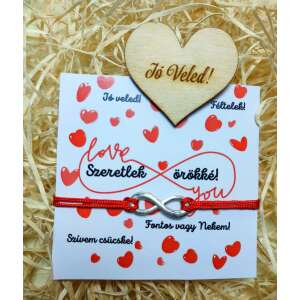 Piros végtelen zsinóros karkötő ezüst végtelen medállal és "Jó Veled!" feliratú fa szívvel - Ajándék ötlet Valentin-napra