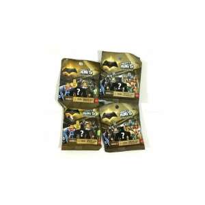 4 darabos Mighty Minis 2. sorozat vakzsák, mindegyikben egy véletlenszerű Batman vagy Superman minifigura található - Mattel