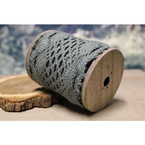 Szürkéskék csipkés szalag fa orsón