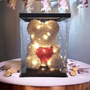 Fehér rózsából készült maci piros szívvel és LED világítással átlátszó dobozban, 40 cm - Ajándék ötlet Valentin-napra